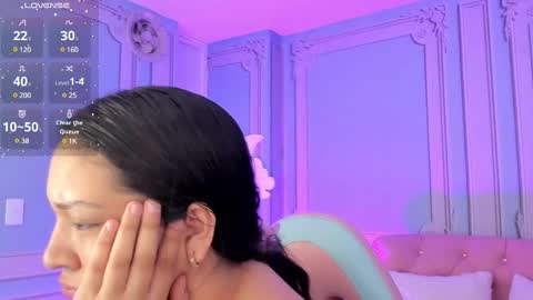 Snapshot of stephania_diamond chatting on 01/17/25, 02:18 online show from 01/17/25, 02:18