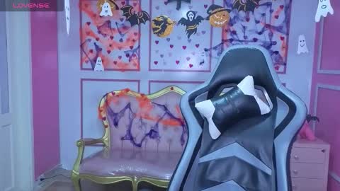 Stephania online show from 10/31/25, 01:01