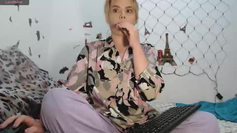 Snapshot of stephaniewild chatting on 10/02/25, 09:38 Stephanie   online show from 10/02/25, 09:38