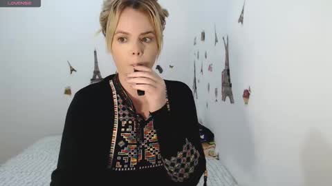 Snapshot of stephaniewild chatting on 10/17/25, 10:07 Stephanie   online show from 10/17/25, 10:07