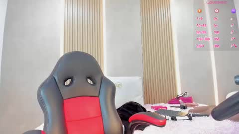 Stephany online show from 11/18/25, 04:28