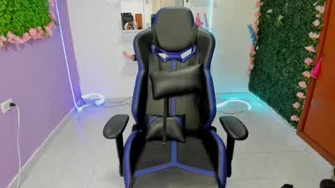 Snapshot of steven_emily chatting on 02/05/25, 08:57 steven_emily online show from 02/05/25, 08:57