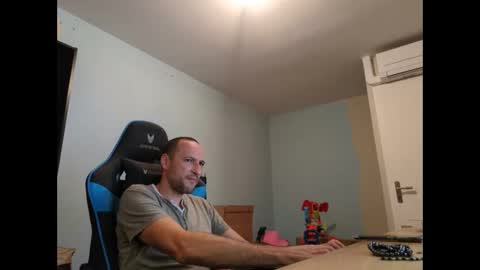 Snapshot of stickolive1 chatting on 09/17/25, 08:43 stickolive1 online show from 09/17/25, 08:43