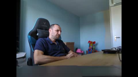 Snapshot of stickolive1 chatting on 09/18/25, 01:35 stickolive1 online show from 09/18/25, 01:35