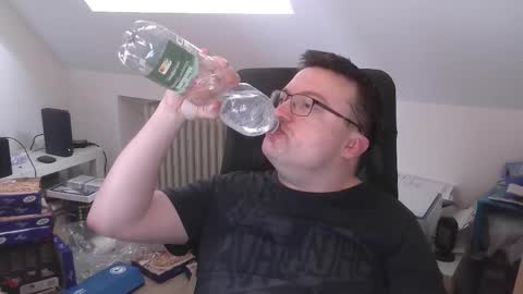 Snapshot of still_alive1985 chatting on 04/08/26, 12:49 Oliver online show from 04/08/26, 12:49