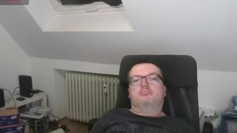 Snapshot of still_alive1985 chatting on 04/15/26, 07:58 Oliver online show from 04/15/26, 07:58