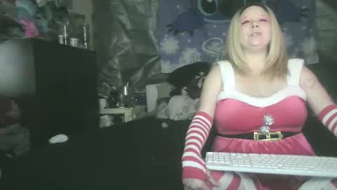 Snapshot of stitchsunshine85 chatting on 12/18/25, 07:58 Tasha and Drew online show from 12/18/25, 07:58