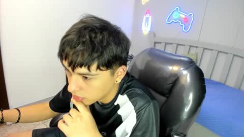 Snapshot of stiwentwink chatting on 11/21/25, 04:16 Stiwen online show from 11/21/25, 04:16