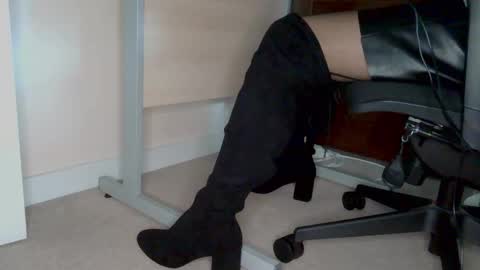 Snapshot of stockings_stockings chatting on 03/05/26, 10:55 stockings_stockings online show from 03/05/26, 10:55