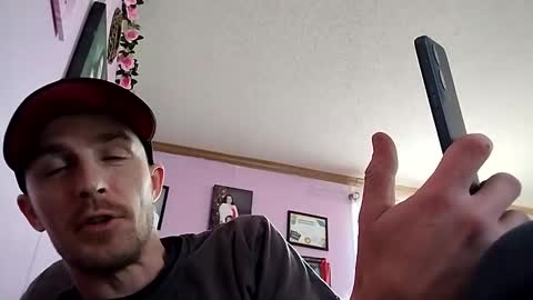 Snapshot of str33twyz3 chatting on 12/10/24, 02:28 Streetwyze online show from 12/10/24, 02:28