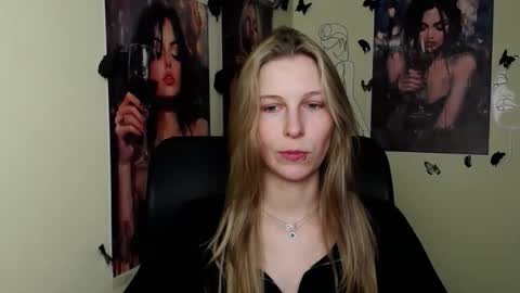 Snapshot of stranger_giirl chatting on 04/23/26, 12:40 Amalia online show from 04/23/26, 12:40