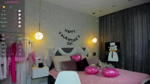 Laura online show from 02/15/26, 07:51