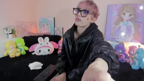 strawberry_kitty_ online show from 12/21/25, 04:19