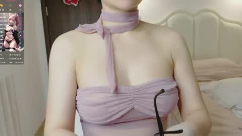 Snapshot of strawberry_loveee chatting on 06/29/26, 01:56 strawberry_loveee online show from 06/29/26, 01:56