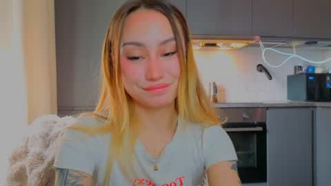 Snapshot of strawberrypie99 chatting on 05/09/26, 12:32 Tati and Lola online show from 05/09/26, 12:32