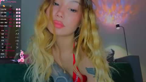 Snapshot of strawberrypie99 chatting on 06/12/26, 12:15 Tati and Lola online show from 06/12/26, 12:15