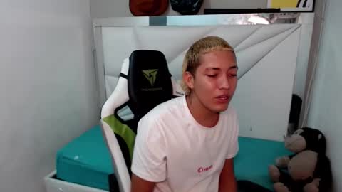 Snapshot of street_poemm_ chatting on 02/26/26, 04:22 Street online show from 02/26/26, 04:22