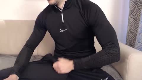 Snapshot of studfromparis chatting on 03/29/26, 01:00 Stud From Paris online show from 03/29/26, 01:00