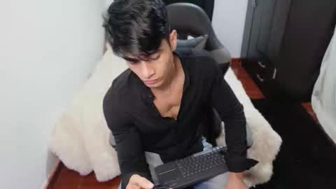 stylish men online show from 10/21/25, 01:34