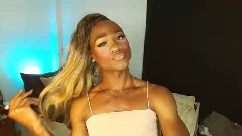 Snapshot of suannyklatten_ chatting on 03/22/26, 07:06 Suanny Klatten It is my account independent online show from 03/22/26, 07:06