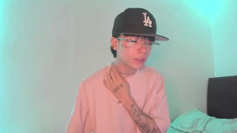 Snapshot of submissive_boyy_ chatting on 12/17/24, 03:49 nico online show from 12/17/24, 03:49