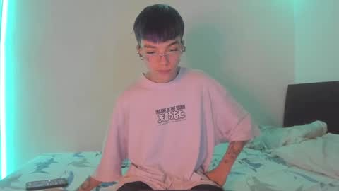 Snapshot of submissive_boyy_ chatting on 12/24/24, 02:22 nico online show from 12/24/24, 02:22