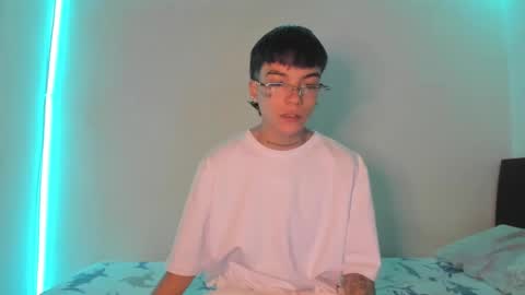 Snapshot of submissive_boyy_ chatting on 12/26/24, 04:04 nico online show from 12/26/24, 04:04