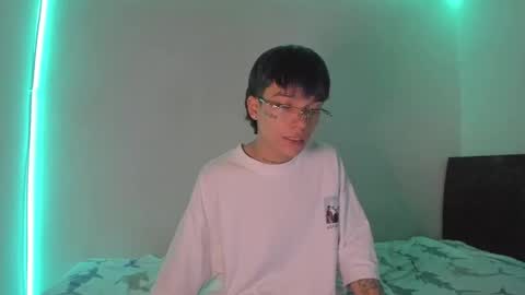 Snapshot of submissive_boyy_ chatting on 01/16/25, 01:37 nico online show from 01/16/25, 01:37