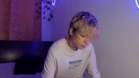 Snapshot of submissive_boyy_ chatting on 04/17/26, 05:27 nico online show from 04/17/26, 05:27