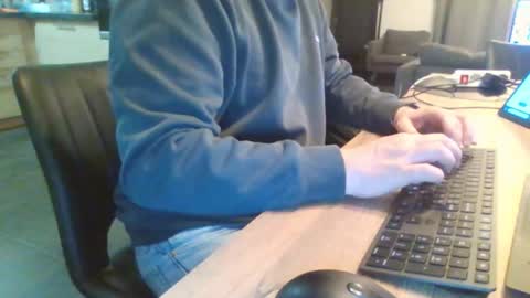 Snapshot of submissivguy chatting on 11/15/25, 09:21 submissivguy online show from 11/15/25, 09:21