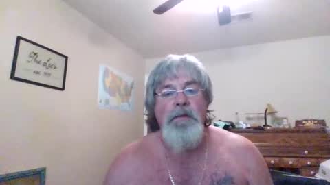 Snapshot of suckurtoes chatting on 10/13/25, 05:13 Jon online show from 10/13/25, 05:13