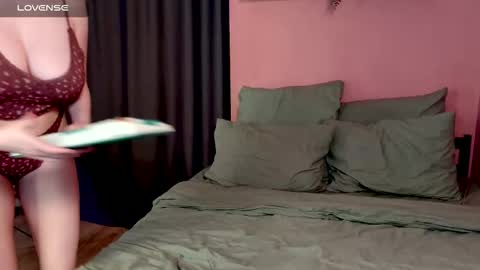 Snapshot of sugar_tomato chatting on 12/18/25, 10:54 Maria online show from 12/18/25, 10:54