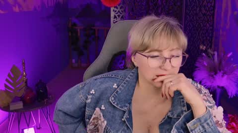 Vivien online show from 12/15/24, 07:42