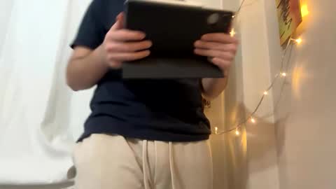 Snapshot of sullyniko chatting on 10/28/25, 09:17 Niko online show from 10/28/25, 09:17