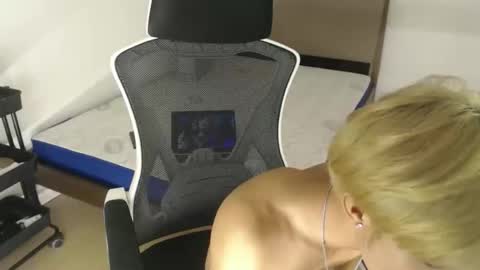 Snapshot of sultry_charls chatting on 09/29/25, 01:05 sultry_charls online show from 09/29/25, 01:05