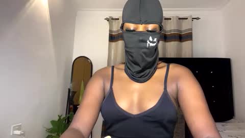 Snapshot of sultryaura chatting on 11/24/25, 12:10 maskedtemptress online show from 11/24/25, 12:10