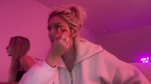 Snapshot of summerclarke2 chatting on 09/26/25, 05:28 summerclarke2 online show from 09/26/25, 05:28