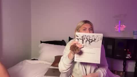 Snapshot of summerclarke2 chatting on 09/29/25, 07:30 summerclarke2 online show from 09/29/25, 07:30