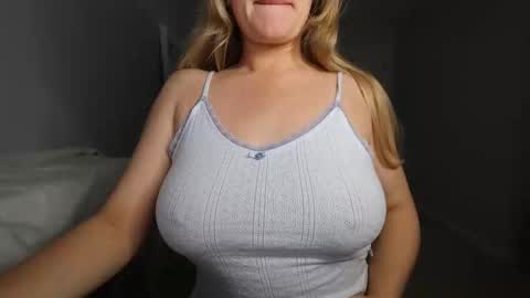 Snapshot of summerdawn03 chatting on 10/20/25, 10:59 Summer Dawn online show from 10/20/25, 10:59