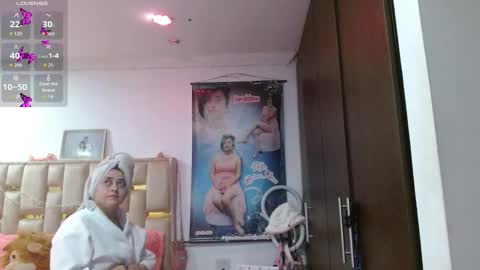 Snapshot of sunflower_dance chatting on 10/21/25, 01:06 Jeraldine online show from 10/21/25, 01:06