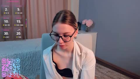 Snapshot of sunnivagaillard chatting on 03/08/26, 02:04 Kiki online show from 03/08/26, 02:04