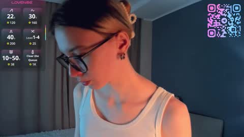 Snapshot of sunnivagaillard chatting on 03/24/26, 01:10 Kiki online show from 03/24/26, 01:10