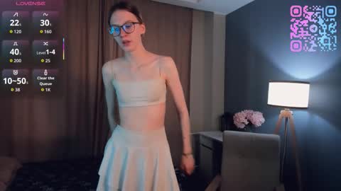 Snapshot of sunnivagaillard chatting on 03/26/26, 01:11 Kiki online show from 03/26/26, 01:11