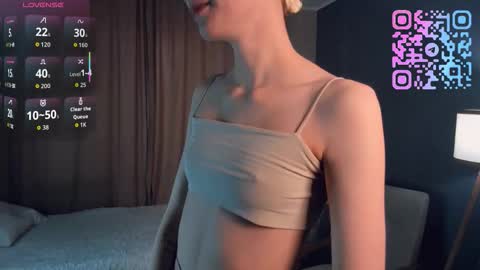 Snapshot of sunnivagaillard chatting on 03/30/26, 01:17 Kiki online show from 03/30/26, 01:17