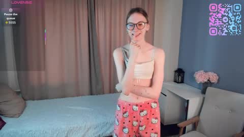 Snapshot of sunnivagaillard chatting on 04/05/26, 01:03 Kiki online show from 04/05/26, 01:03