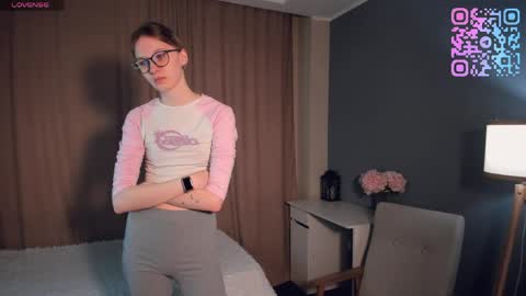 Snapshot of sunnivagaillard chatting on 04/10/26, 01:11 Kiki online show from 04/10/26, 01:11