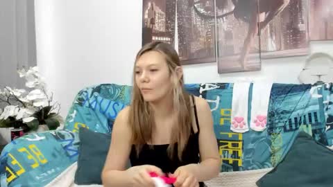 Snapshot of sunny__sammy chatting on 10/12/25, 01:04 Sammy online show from 10/12/25, 01:04