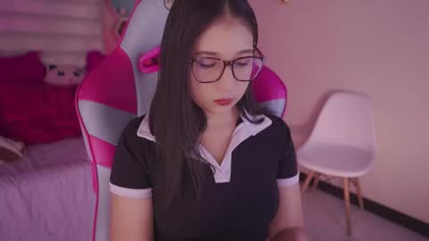 Snapshot of sunny_flower_ chatting on 12/18/25, 01:55 SUNNY online show from 12/18/25, 01:55