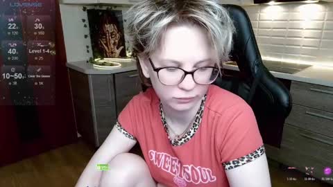 Snapshot of sunny_mood chatting on 05/17/26, 04:10 sunny mood online show from 05/17/26, 04:10