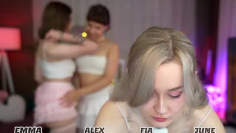 Snapshot of sunnyfia chatting on 09/20/25, 03:29 Fia - TG - Mia - Alice - online show from 09/20/25, 03:29